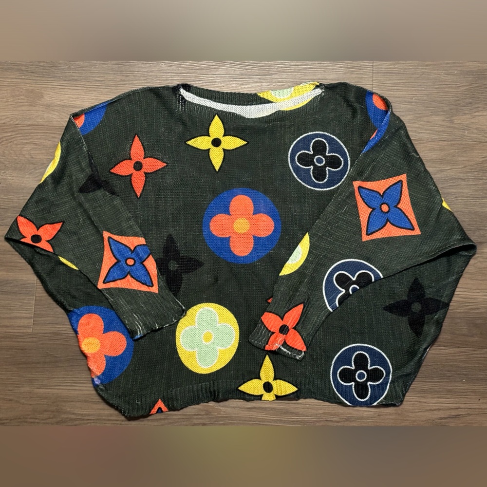 Light knit sweater with bright print